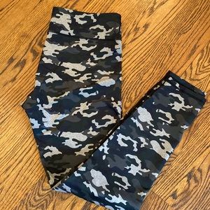 Fabletics Charcoal Camo High-waisted 7/8 leggings, size L